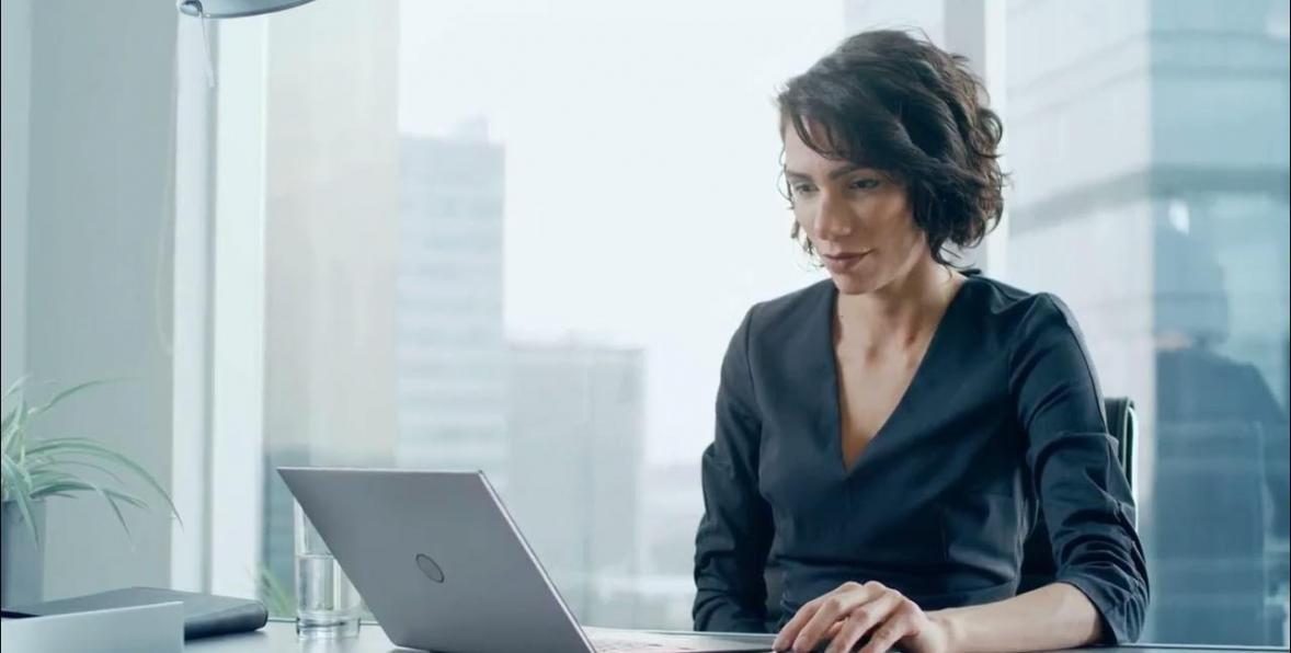 Professionnel analysant des données financières et des graphiques de fonds de roulement sur un ordinateur portable