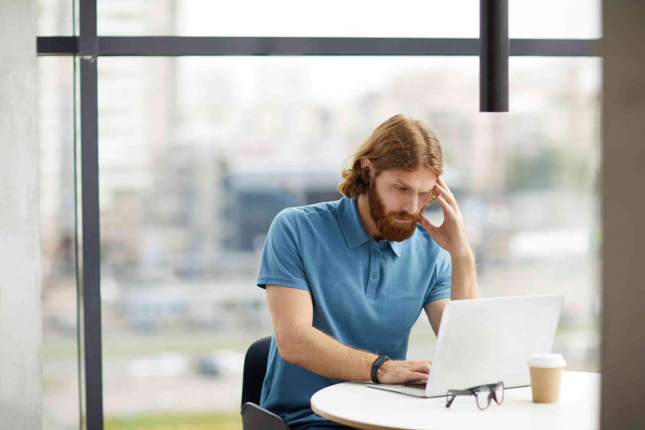 Graphiques financiers et indicateurs de performance sur tableau de bord