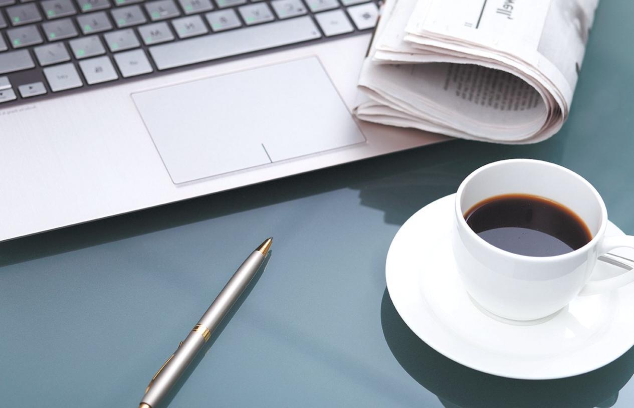 Équipe d'experts financiers collaborant sur l'analyse de fonds de roulement