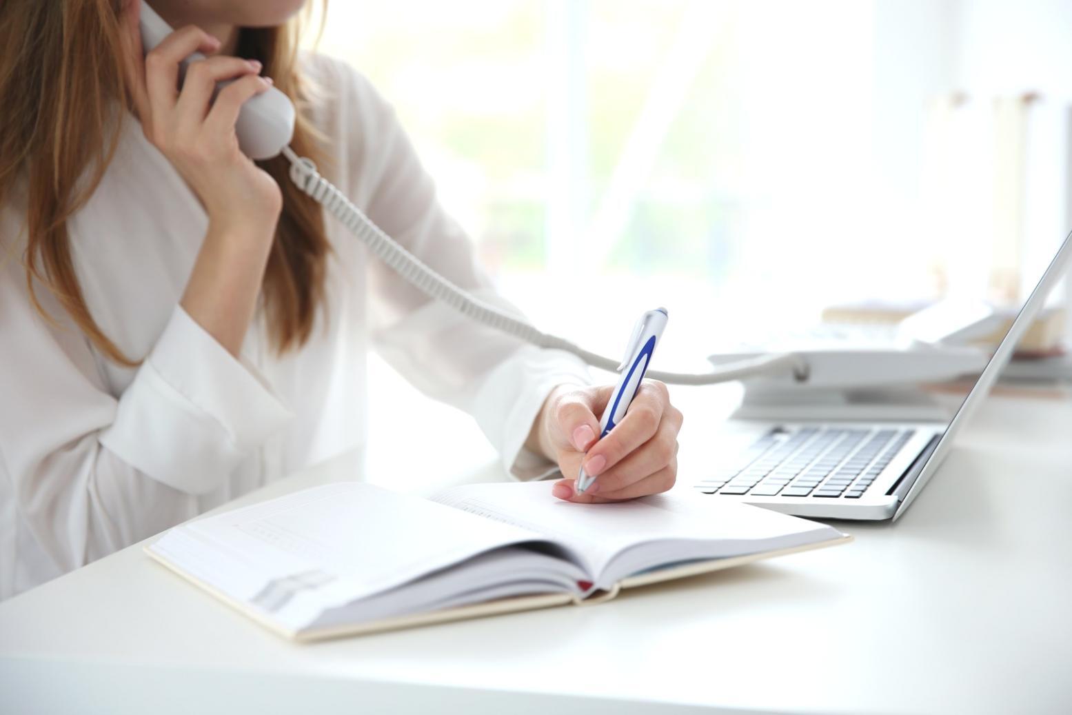 Vue d'ensemble d'une salle de formation moderne et collaborative