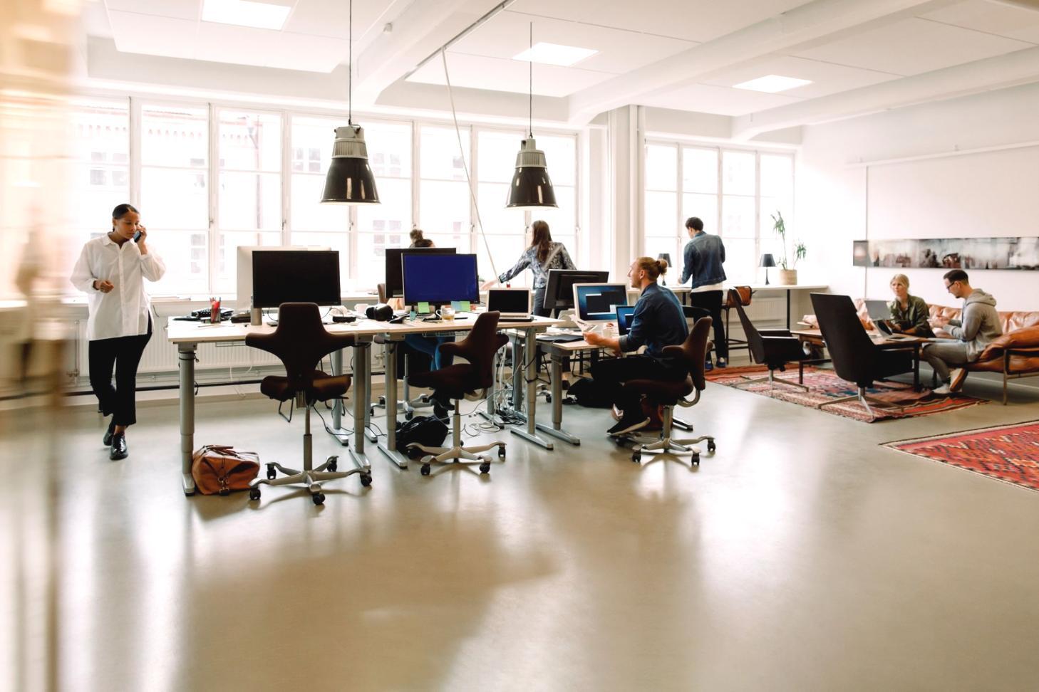 Analyse détaillée de données financières sur écran d'ordinateur